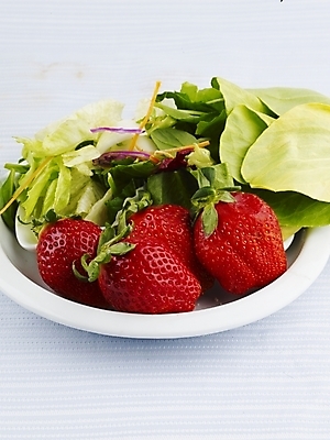 포토 JPG 스튜디오촬영 식물 그릇 접시 웰빙 음식 채소 과일 딸기 실내 근접촬영 사람없음 장식 빨간색 초록색 샐러드 웰빙음식 국내포토 식기 뷰포인트 컬러 내부 건강식 파일형식