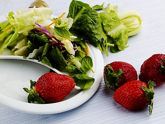 포토 JPG 스튜디오촬영 식물 그릇 접시 웰빙 음식 채소 과일 딸기 실내 근접촬영 사람없음 장식 가로 빨간색 초록색 샐러드 웰빙음식 국내포토 식기 뷰포인트 컬러 내부 건강식 파일형식