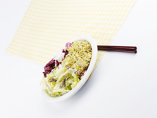 포토 JPG 스튜디오촬영 그릇 접시 웰빙 음식 채소 젓가락 서양음식 실내 사람없음 장식 가로 새싹 샐러드 식탁보 양상추 웰빙음식 새싹채소 국내포토 식물 식기 수저 내부 건강식 파일형식