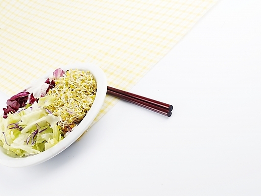 포토 JPG 스튜디오촬영 그릇 접시 웰빙 음식 채소 젓가락 서양음식 실내 사람없음 장식 가로 새싹 샐러드 식탁보 양상추 웰빙음식 국내포토 식물 식기 수저 내부 건강식 파일형식