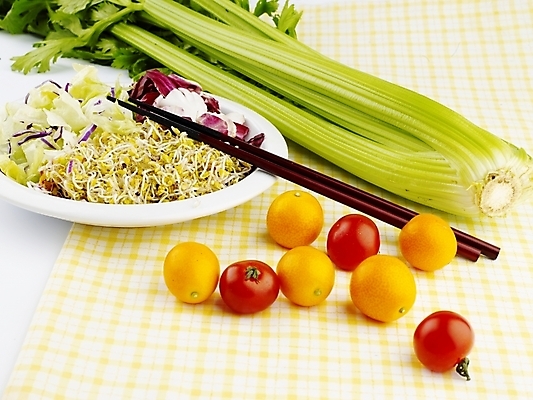 포토 JPG 스튜디오촬영 그릇 접시 음식 토마토 채소 젓가락 방울토마토 서양음식 실내 근접촬영 사람없음 가로 빨간색 초록색 주황색 샐러드 식탁보 샐러리 금귤 국내포토 식기 뷰포인트 컬러 귤 수저 내부 파일형식