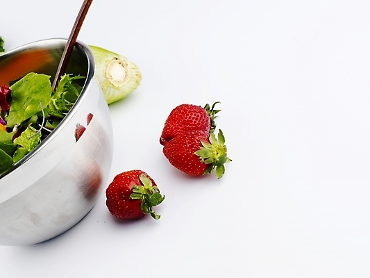 포토 JPG 스튜디오촬영 그릇 웰빙 음식 채소 과일 딸기 서양음식 실내 사람없음 장식 가로 샐러드 뒤집개 주걱 웰빙음식 스탠그릇 믹싱볼 국내포토 식기 주방용품 내부 건강식 파일형식