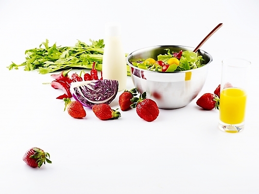 포토 JPG 스튜디오촬영 그릇 웰빙 음료 음식 채소 과일 고추 딸기 잔 서양음식 실내 사람없음 장식 컵 가로 샐러드 소스 오렌지주스 양배추 홍고추 뒤집개 주걱 샐러리 적채 마요네즈 웰빙음식 스탠그릇 믹싱볼 국내포토 식기 주방용품 내부 양념 소스_음식 과일주스 건강식 파일형식