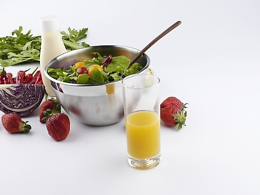 포토 JPG 스튜디오촬영 그릇 웰빙 음료 음식 채소 과일 고추 딸기 잔 서양음식 실내 사람없음 장식 컵 가로 샐러드 소스 오렌지주스 양배추 홍고추 뒤집개 주걱 샐러리 적채 마요네즈 웰빙음식 스탠그릇 믹싱볼 국내포토 식기 주방용품 내부 양념 소스_음식 과일주스 건강식 파일형식