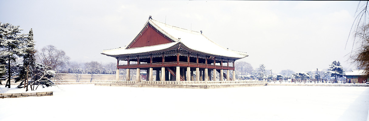 포토 JPG 주간 나무 식물 한국문화 한국전통 전통 시설물 사계절 계절 건축 고건축 겨울 한국건축 서울 한국 파노라마 풍경 사람없음 야외 동양건축 궁전 문화재 눈 연못 경복궁 경회루 국내포토 자연요소 동양문화 건축물 아시아 촬영기법 파일형식 나라 문화