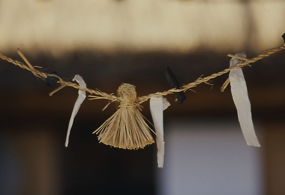 포토 JPG 주간 한국문화 한국전통 전통 종교용품 한국 사람없음 야외 무속 무속신앙용품 금줄 국내포토 자연요소 동양문화 아시아 종교 줄 파일형식