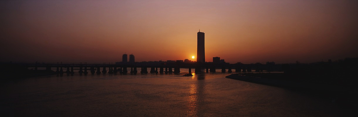 포토 JPG 주간 건축물 건축 교통시설 서울 한국 파노라마 풍경 사람없음 야외 건물 강 도시풍경 노을 도시 63빌딩 가교 국내포토 자연요소 아시아 교통 촬영기법 빌딩 시설 랜드마크 파일형식