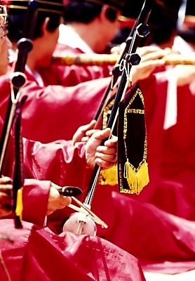 포토 JPG 주간 한국문화 한국전통 전통 남자 악기 현악기 한국 국악기 사람 여러명 야외 공연 해금 전통의식 종묘 종묘제례악 남자만 국내포토 자연요소 동양문화 아시아 음악 다수 국악 이벤트 전통공연 파일형식