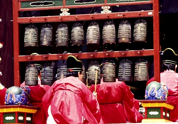 포토 JPG 주간 한국문화 한국전통 전통 남자 악기 한국 사람 여러명 야외 공연 전통의식 종묘 종묘제례악 남자만 국내포토 자연요소 동양문화 아시아 음악 다수 이벤트 전통공연 파일형식