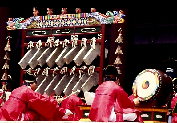 포토 JPG 주간 한국문화 한국전통 전통 남자 악기 한국 사람 여러명 야외 공연 전통의식 종묘 종묘제례악 남자만 국내포토 자연요소 동양문화 아시아 음악 다수 이벤트 전통공연 파일형식