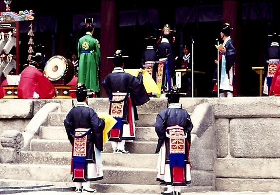 포토 JPG 주간 한국문화 한국전통 전통 남자 한국 사람 여러명 야외 뒷모습 공연 궁전 전통의상 궁중의례 전통의식 종묘 종묘제례악 남자만 국내포토 자연요소 동양문화 아시아 뷰포인트 다수 고건축 이벤트 전통공연 파일형식