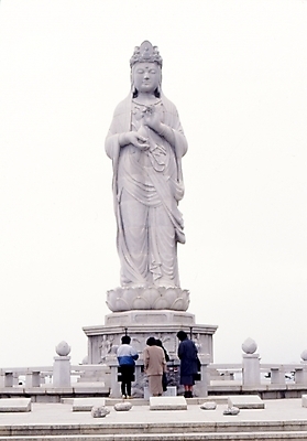 포토 JPG 주간 여자 종교 조각 불교 종교용품 사람 풍경 여러명 야외 불상 불교용품 강원도 낙산사 양양군 해수관음상 조각_조소 여자만 국내포토 자연요소 다수 한국 사찰 관음상 양양 조소 파일형식