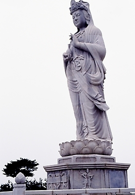 포토 JPG 주간 종교 조각 불교 종교용품 풍경 사람없음 야외 불상 불교용품 강원도 낙산사 양양군 해수관음상 조각_조소 국내포토 자연요소 한국 사찰 관음상 양양 조소 파일형식