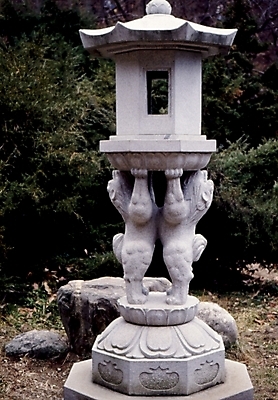 포토 JPG 주간 한국문화 한국전통 시설물 건축 종교 고건축 한국건축 풍경 사람없음 야외 동양건축 문화재 불교용품 석등 국내포토 자연요소 동양문화 전통 건축물 불교 종교용품 한국 파일형식 동양