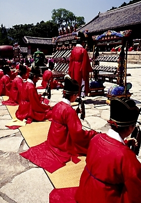 포토 JPG 주간 한국문화 한국전통 전통 여자 남자 악기 한국 국악기 관악기 사람 여러명 야외 공연 대금 전통의식 종묘 종묘제례악 국내포토 자연요소 동양문화 아시아 음악 다수 국악 이벤트 전통공연 목관악기 파일형식