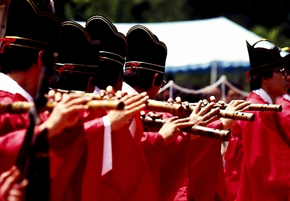 포토 JPG 주간 한국문화 한국전통 전통 남자 악기 한국 국악기 관악기 사람 여러명 야외 공연 피리 대금 전통의식 종묘 종묘제례악 남자만 국내포토 자연요소 동양문화 아시아 음악 다수 국악 이벤트 전통공연 목관악기 파일형식
