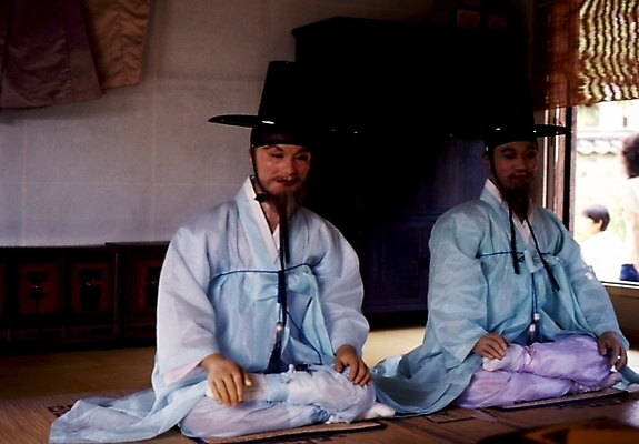 포토 JPG 한국문화 한국전통 전통 인형 한국 실내 앉기 전시 군중 마네킹 한복 선비 재현 국내포토 갓모자 모자_잡화 동양문화 아시아 모션 전통소품 사람 내부 전통의상 파일형식