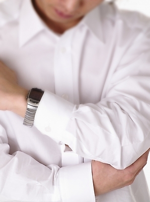 포토 JPG 스튜디오촬영 남자 포즈 와이셔츠 비즈니스 실내 한명 사람 손짓 근접촬영 신체부위 세로 비즈니스맨 손목시계 팔 남자만 남자한명만 국내포토 1 뷰포인트 시계 셔츠 장신구 모션 내부 직장인 파일형식