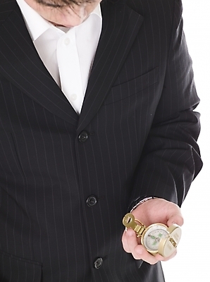 포토 JPG 스튜디오촬영 손 남자 포즈 비즈니스 부분 실내 한명 사람 정장 손짓 근접촬영 신체부위 세로 비즈니스맨 나침반 가슴 국내포토 1 옷 뷰포인트 모션 내부 직장인 파일형식