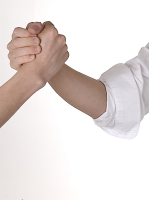 포토 JPG 스튜디오촬영 손 포즈 비즈니스 부분 관계 협력 실내 사람 손짓 근접촬영 두명 신체부위 세로 양손 도움 동맹 우호적 국내포토 뷰포인트 컨셉 모션 내부 파일형식