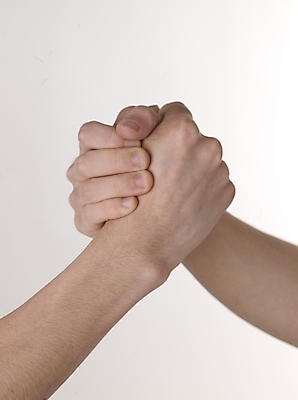 포토 JPG 스튜디오촬영 손 포즈 비즈니스 부분 관계 협력 실내 누끼 사람 손짓 근접촬영 두명 신체부위 세로 양손 도움 동맹 우호적 국내포토 뷰포인트 컨셉 모션 내부 파일형식