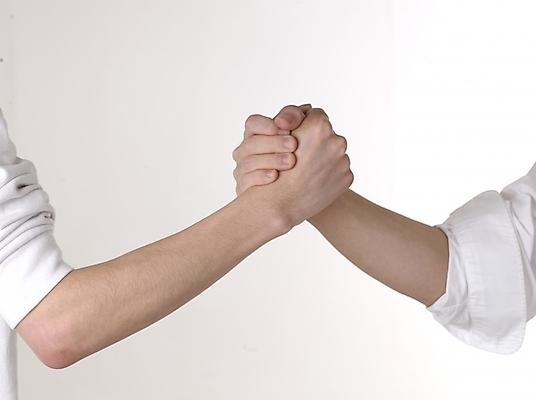 포토 JPG 스튜디오촬영 손 남자 포즈 비즈니스 부분 관계 협력 실내 누끼 사람 손짓 근접촬영 두명 신체부위 가로 양손 도움 동맹 우호적 국내포토 뷰포인트 컨셉 모션 내부 파일형식