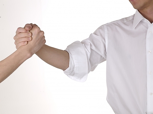 포토 JPG 스튜디오촬영 손 남자 포즈 비즈니스 부분 관계 협력 실내 사람 손짓 근접촬영 두명 신체부위 가로 양손 도움 팔 동맹 우호적 국내포토 뷰포인트 컨셉 모션 내부 파일형식