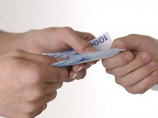 포토 JPG 스튜디오촬영 손 지폐 돈 실내 사람 손짓 근접촬영 두명 신체부위 가로 금융 경제 거래 주기 획득 천원 국내포토 뷰포인트 모션 내부 재산 파일형식