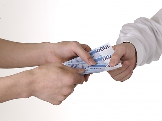 포토 JPG 스튜디오촬영 손 지폐 돈 실내 사람 손짓 근접촬영 두명 신체부위 가로 금융 경제 거래 잡기 주기 천원 국내포토 뷰포인트 모션 내부 재산 파일형식