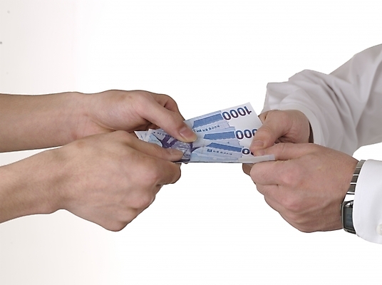 포토 JPG 스튜디오촬영 손 지폐 돈 실내 사람 손짓 근접촬영 두명 신체부위 가로 금융 경제 거래 주기 천원 국내포토 뷰포인트 모션 내부 재산 파일형식