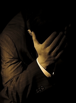 포토 JPG 스튜디오촬영 손 남자 비즈니스 실내 한명 사람 정장 손짓 근접촬영 신체부위 세로 고통 비즈니스맨 고민 괴로움 세피아 국내포토 1 옷 감정 뷰포인트 모션 촬영기법 내부 직장인 파일형식