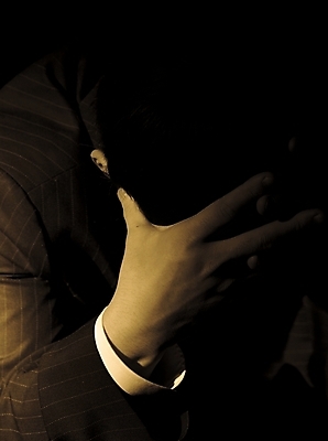 포토 JPG 스튜디오촬영 손 남자 비즈니스 실내 한명 사람 정장 손짓 근접촬영 신체부위 세로 고통 비즈니스맨 고민 괴로움 국내포토 1 옷 감정 뷰포인트 모션 내부 직장인 파일형식