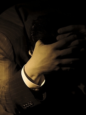 포토 JPG 스튜디오촬영 손 남자 비즈니스 실내 한명 사람 정장 손짓 근접촬영 신체부위 세로 고통 비즈니스맨 고민 괴로움 세피아 국내포토 1 옷 감정 뷰포인트 모션 촬영기법 내부 직장인 파일형식