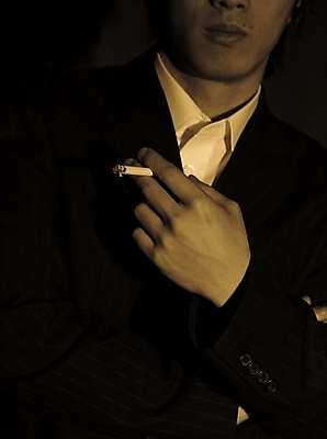 포토 JPG 스튜디오촬영 손 남자 비즈니스 흡연 담배 실내 한명 사람 정장 손짓 근접촬영 신체부위 세로 비즈니스맨 세피아 국내포토 1 옷 뷰포인트 모션 촬영기법 내부 직장인 파일형식