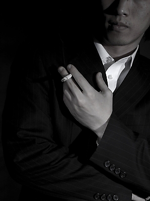 포토 JPG 스튜디오촬영 손 남자 비즈니스 흡연 담배 실내 한명 사람 정장 손짓 근접촬영 신체부위 세로 비즈니스맨 국내포토 1 옷 뷰포인트 모션 내부 직장인 파일형식