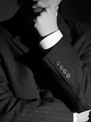 포토 JPG 스튜디오촬영 손 남자 생각 신체 비즈니스 실내 한명 사람 정장 손짓 근접촬영 신체부위 세로 비즈니스맨 고민 팔 국내포토 1 옷 감정 뷰포인트 모션 내부 직장인 파일형식