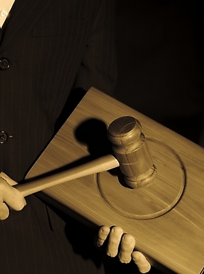 포토 JPG 스튜디오촬영 손 신체 비즈니스 실내 한명 사람 정장 손짓 근접촬영 신체부위 세로 비즈니스맨 오브젝트 의사봉 세피아 국내포토 1 옷 남자 뷰포인트 모션 촬영기법 내부 직장인 파일형식