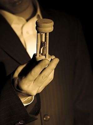 포토 JPG 스튜디오촬영 손 비즈니스 실내 한명 사람 정장 손짓 근접촬영 신체부위 세로 시간 비즈니스맨 모래시계 세피아 국내포토 1 옷 남자 모래 뷰포인트 시계 모션 촬영기법 내부 직장인 파일형식