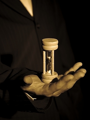 포토 JPG 스튜디오촬영 손 비즈니스 실내 한명 사람 정장 손짓 근접촬영 신체부위 세로 시간 비즈니스맨 모래시계 세피아 국내포토 1 옷 남자 모래 뷰포인트 시계 모션 촬영기법 내부 직장인 파일형식