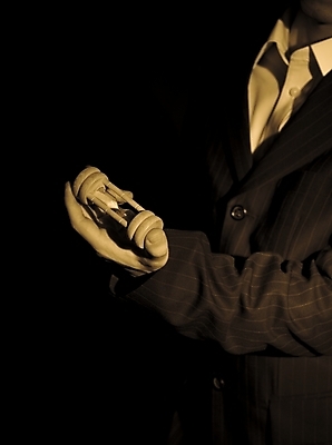 포토 JPG 스튜디오촬영 손 남자 비즈니스 실내 한명 사람 정장 손짓 근접촬영 신체부위 세로 시간 비즈니스맨 모래시계 세피아 국내포토 1 옷 모래 뷰포인트 시계 모션 촬영기법 내부 직장인 파일형식