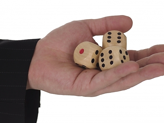 포토 JPG 스튜디오촬영 손 실내 한명 사람 정장 손짓 근접촬영 신체부위 가로 주사위 국내포토 1 옷 뷰포인트 모션 내부 파일형식