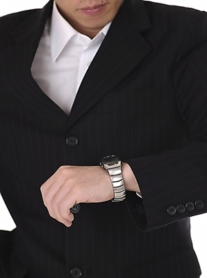 포토 JPG 스튜디오촬영 남자 시계 비즈니스 실내 한명 사람 정장 손짓 근접촬영 신체부위 세로 시간 비즈니스맨 손목시계 팔 시계보기 남자만 남자한명만 국내포토 1 옷 뷰포인트 장신구 모션 내부 직장인 파일형식