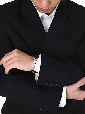 포토 JPG 스튜디오촬영 남자 시계 비즈니스 실내 한명 사람 정장 손짓 근접촬영 신체부위 세로 시간 비즈니스맨 손목시계 팔 시계보기 남자만 남자한명만 국내포토 1 옷 뷰포인트 장신구 모션 내부 직장인 파일형식