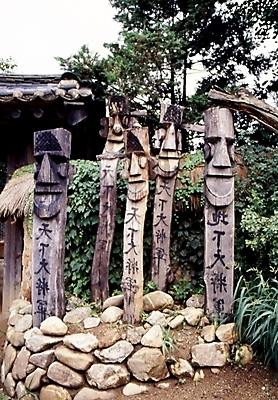 포토 JPG 주간 나무 식물 한국문화 한국전통 전통 건축 종교용품 한국 기와집 사람없음 야외 무속 무속신앙용품 장승 국내포토 자연요소 동양문화 아시아 종교 한옥 파일형식