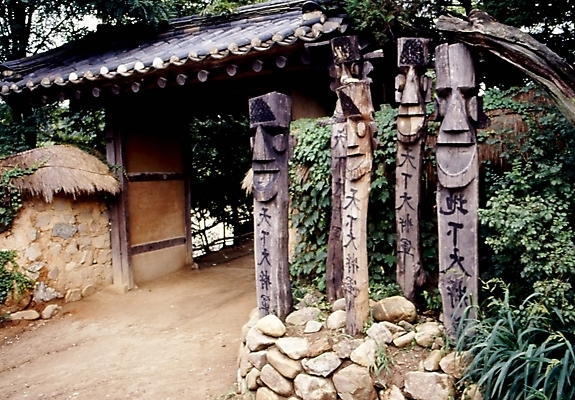 포토 JPG 주간 나무 식물 한국문화 한국전통 전통 건축 종교용품 한국 기와집 사람없음 야외 무속 무속신앙용품 장승 국내포토 자연요소 동양문화 아시아 종교 한옥 파일형식