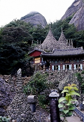 포토 JPG 주간 한국문화 한국전통 시설물 건축 종교 고건축 한국건축 풍경 사람없음 야외 동양건축 문화재 석탑 불상 마이산 탑사 국내포토 자연요소 동양문화 전통 건축물 불교 산 한국 탑 사찰 진안 파일형식 동양