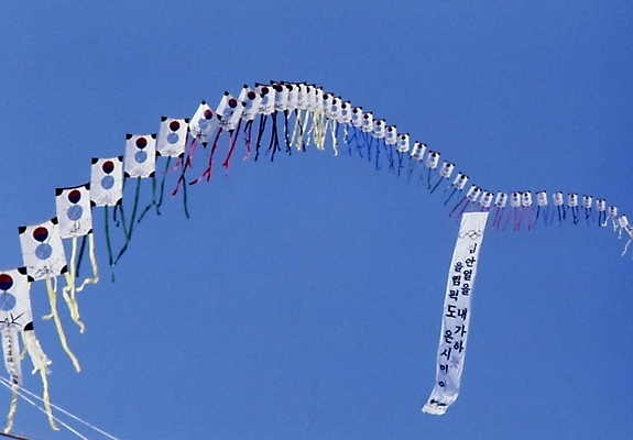 포토 JPG 주간 한국문화 한국전통 전통 생활용품 한국 사람없음 야외 놀이용품 전통놀이 연 국내포토 자연요소 동양문화 아시아 놀이 오브젝트 파일형식