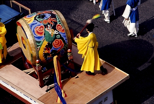포토 JPG 주간 한국문화 한국전통 전통 남자 악기 타악기 한국 국악기 사람 야외 세명 공연 북 대고 종묘 종묘제례악 남자만 국내포토 자연요소 동양문화 아시아 음악 국악 이벤트 전통공연 파일형식