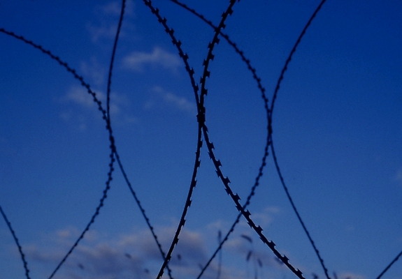 포토 JPG 주간 하늘 풍경 사람없음 야외 위험 경계 철조망 철망 분단 국내포토 자연요소 컨셉 파일형식