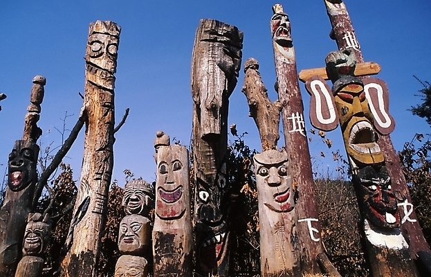 포토 JPG 주간 한국문화 한국전통 전통 종교용품 하늘 한국 사람없음 야외 무속 무속신앙용품 장승 국내포토 자연요소 동양문화 아시아 종교 파일형식